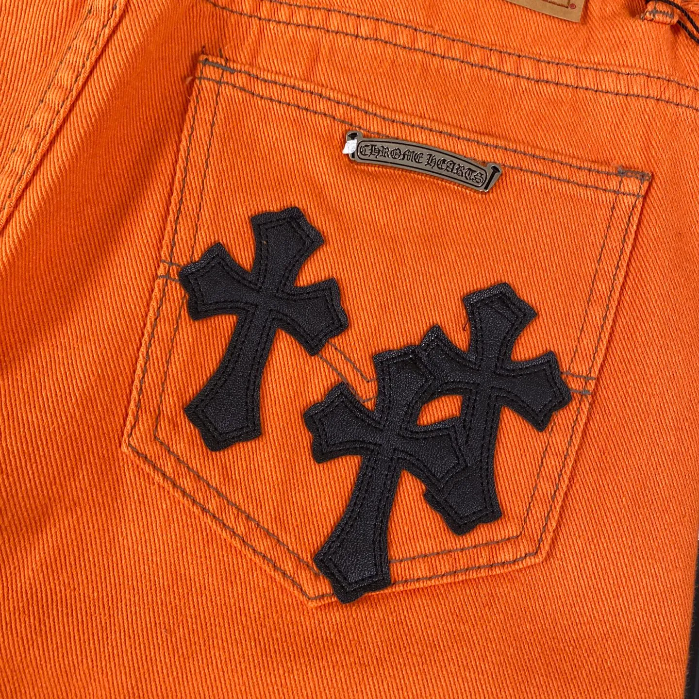 🅿️280 Chrome Hearts Orange Cow King Leather Flare Jeans 🌞It can be called the most summery style of Chrome Hearts. The vibrant orange is the unique and passionate color of summer. Wearing it, it seems to bring sunshine and dazzling.  These pants are modified based on Levi's genuine American-made 90 second-hand soleplates, and the quality is guaranteed. The sterling silver hardware accessories are full of texture and reflect fine light as the body moves, giving it a high-end feel. The lambskin leather craftsmanship is exquisite, the soft leather collides with the tough denim, and the design is full of sense.  The bell-bottom style is retro and fashionable. It not only modifies the shape of the legs, but also makes you walk with wind and full aura. Whether paired with a simple white T-shirt or a personalized short top, you can easily create an exclusive trendy look.  🔶The unique orange color stands out among the crowd of jeans and easily becomes the focus of your outfit.  Size covers M-XXL (corresponding to sizes 30-36),